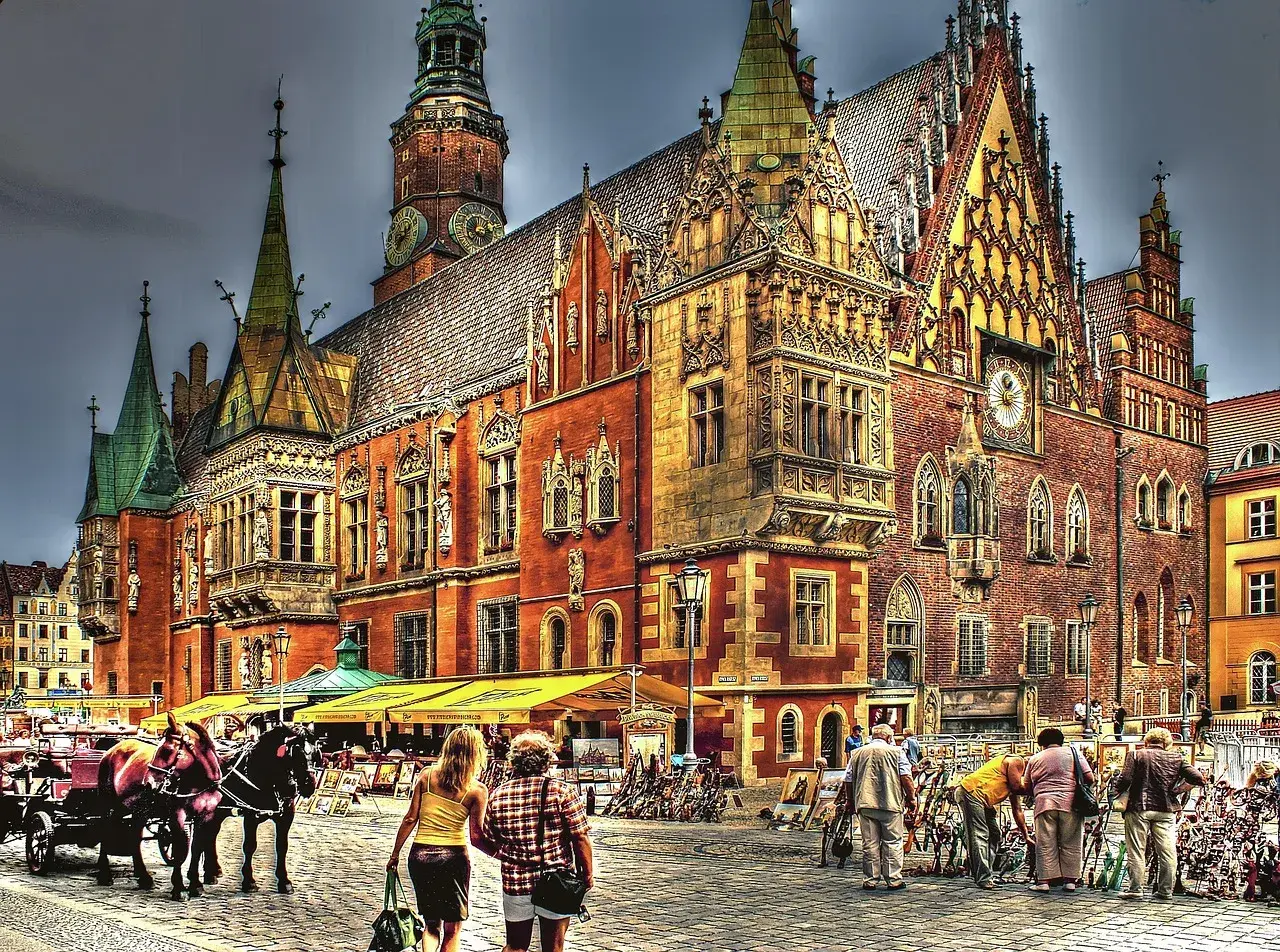 Das **Rathaus Breslau** mit seinen Türmchen und Verzierungen, ein Pferdewagen und Menschen auf dem Platz.