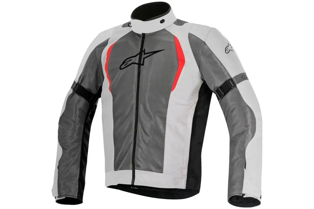 Chaqueta de moto gris y blanca con detalles rojos y logo negro. Un ejemplo de los diversos tipos de chaquetas para motoristas.
