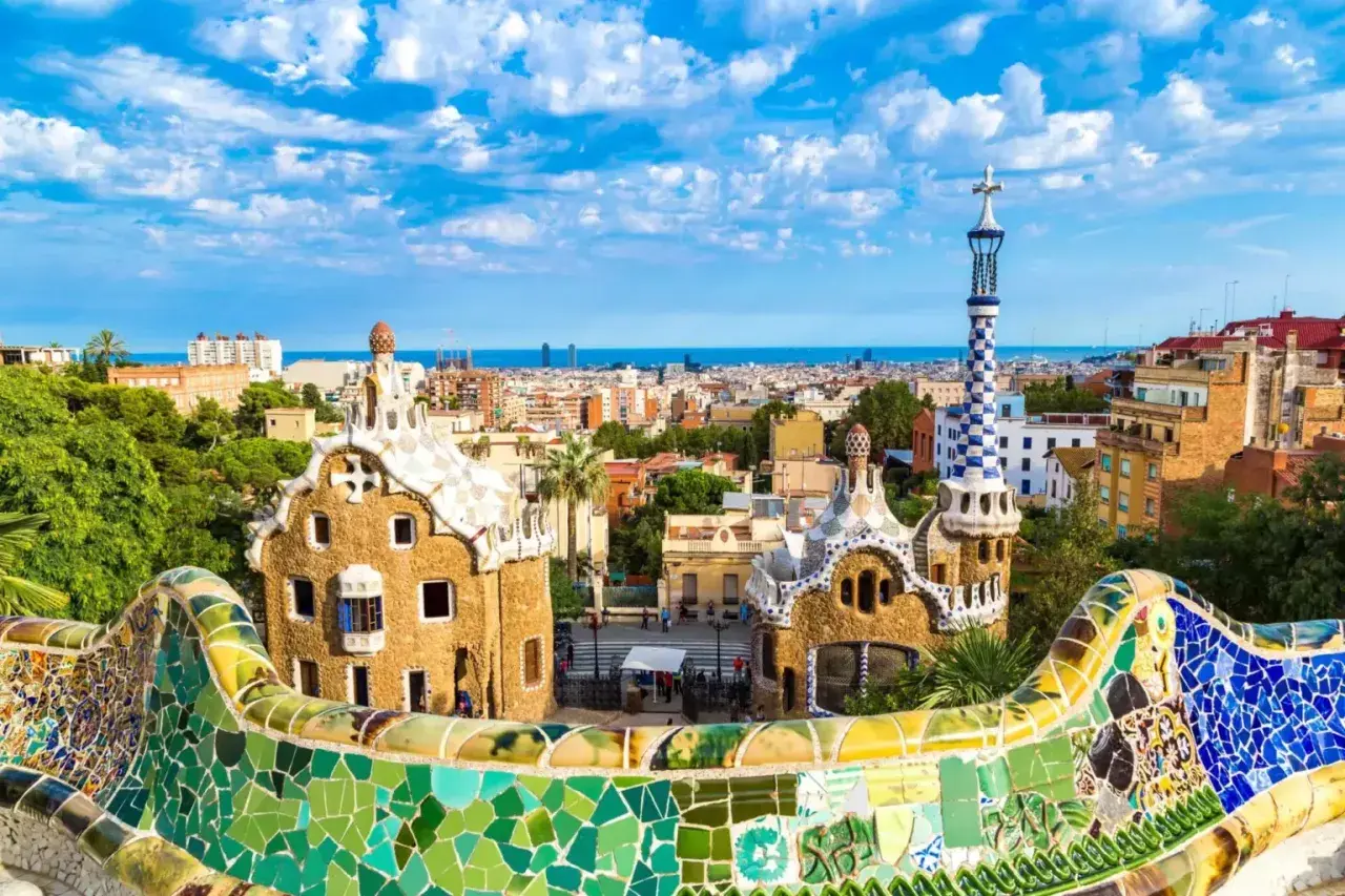 Kolorowa mozaika Parku Güell, arcydzieła Gaudiego w Barcelonie, z widokiem na miasto i morze.