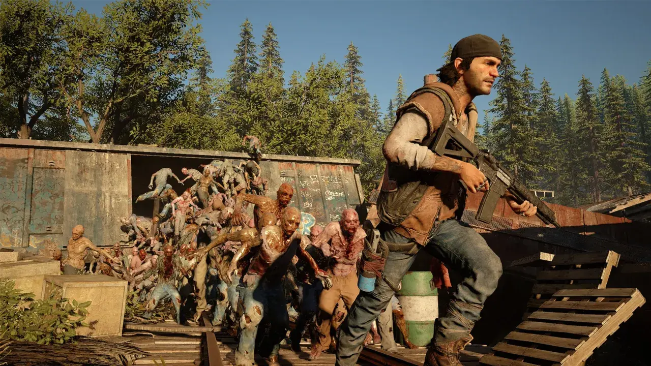 W grze Days Gone czas gry to walka o przetrwanie. Deacon z karabinem mierzy w hordę zombie wydostającą się z wagonu.