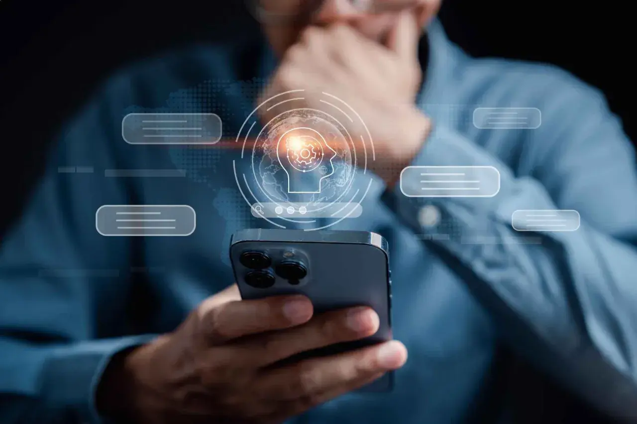 Mężczyzna trzyma smartfon, nad którym unosi się grafika mózgu z ikonami, symbolizująca sztuczną inteligencję napędzaną przez **samsung exynos**.