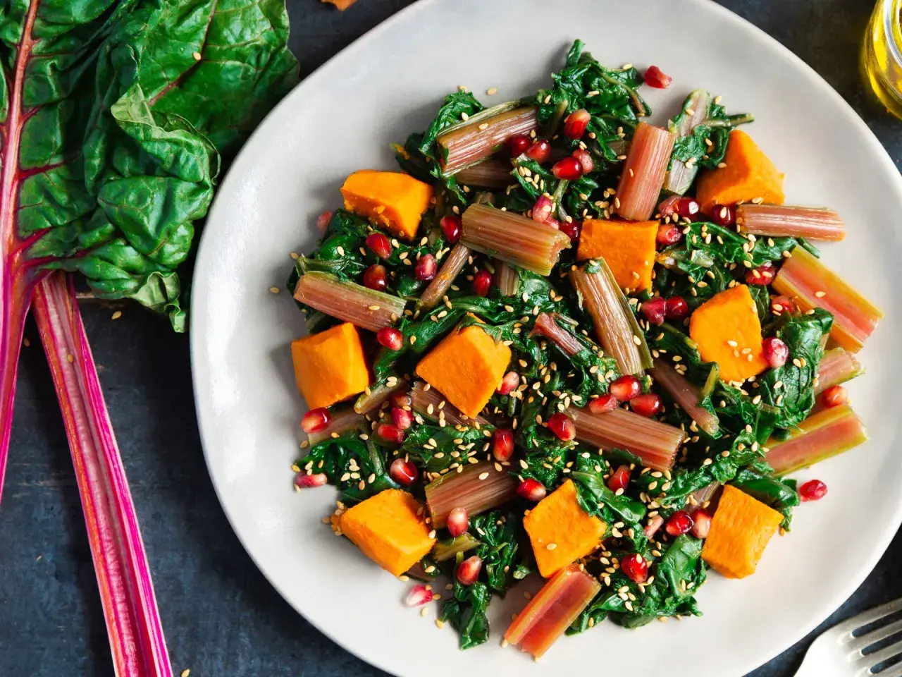 Ensalada vibrante con acelgas, calabaza, granada y semillas de sésamo. Una de las muchas deliciosas recetas con acelgas.