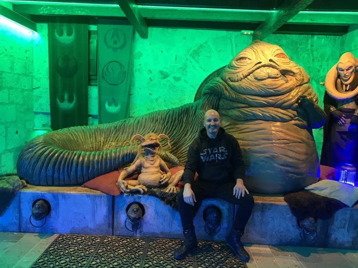 Un fan de Star Wars Valladolid posa con Jabba el Hutt y Bib Fortuna.