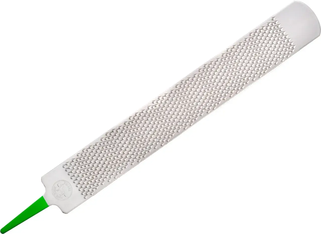 Profesjonalny tarnik do kopyt z zieloną rękojeścią, gotowy do pracy.