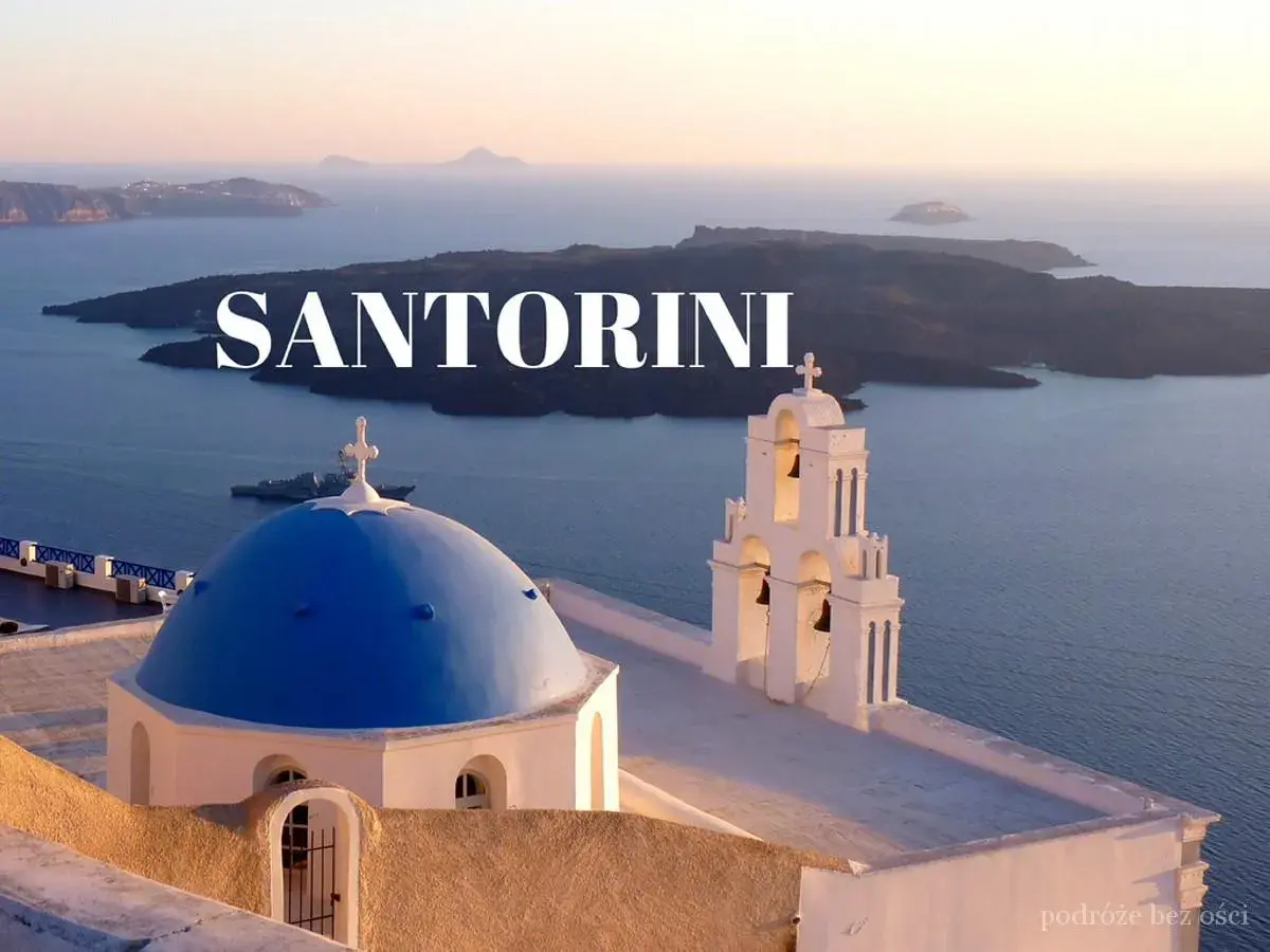 Santorini: błękitna kopuła kościoła i dzwonnica na tle morza i wysp. Widok z Akrotiri.