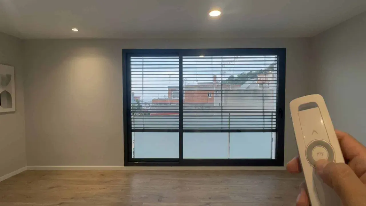 Mando a distancia para controlar persianas domotizadas. Ajusta la luz y la privacidad de tu hogar con un solo clic.