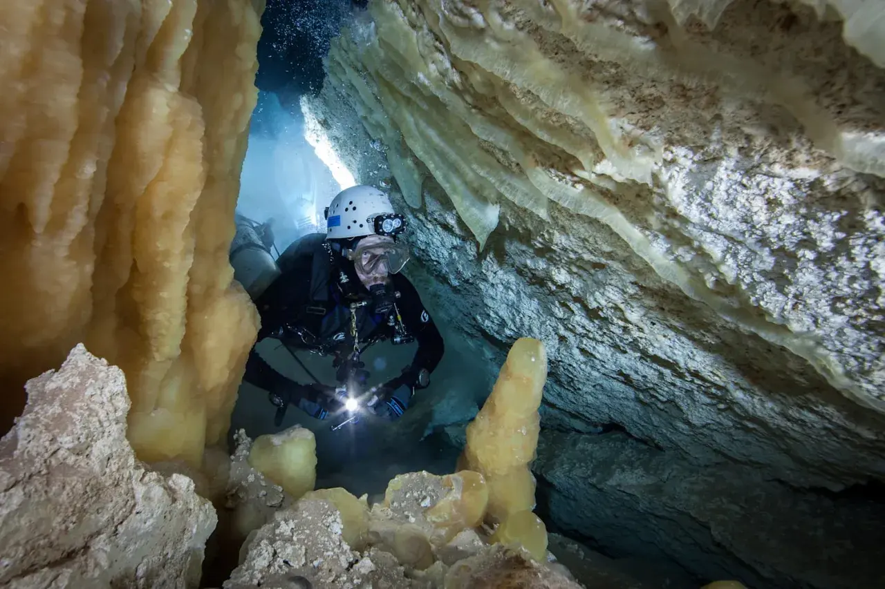 Nurkowanie w jaskiniach to fascynująca speleologia. Co to jest? To eksploracja podwodnych jaskiń, pełnych nacieków i tajemnic.