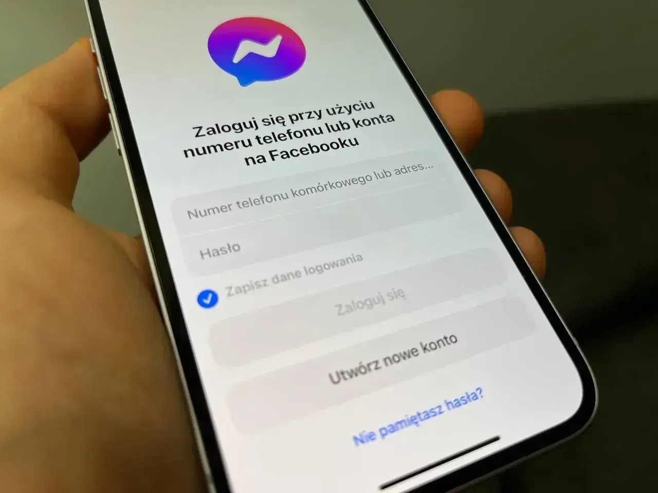 Ekran logowania Messengera. Czy można mieć Messengera bez Facebooka? Aplikacja pyta o numer telefonu lub adres e-mail powiązany z Facebookiem.