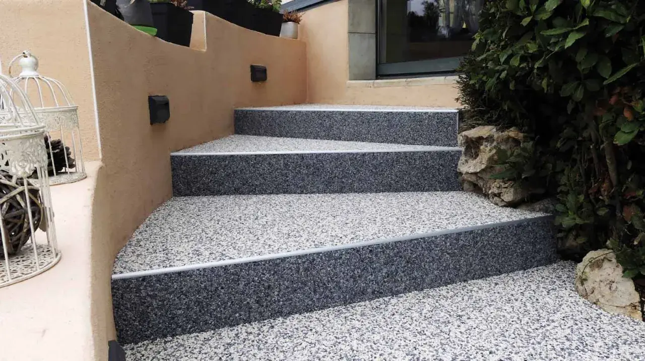 Escalier extérieur avec un revêtement moderne en granulats pour un style unique.