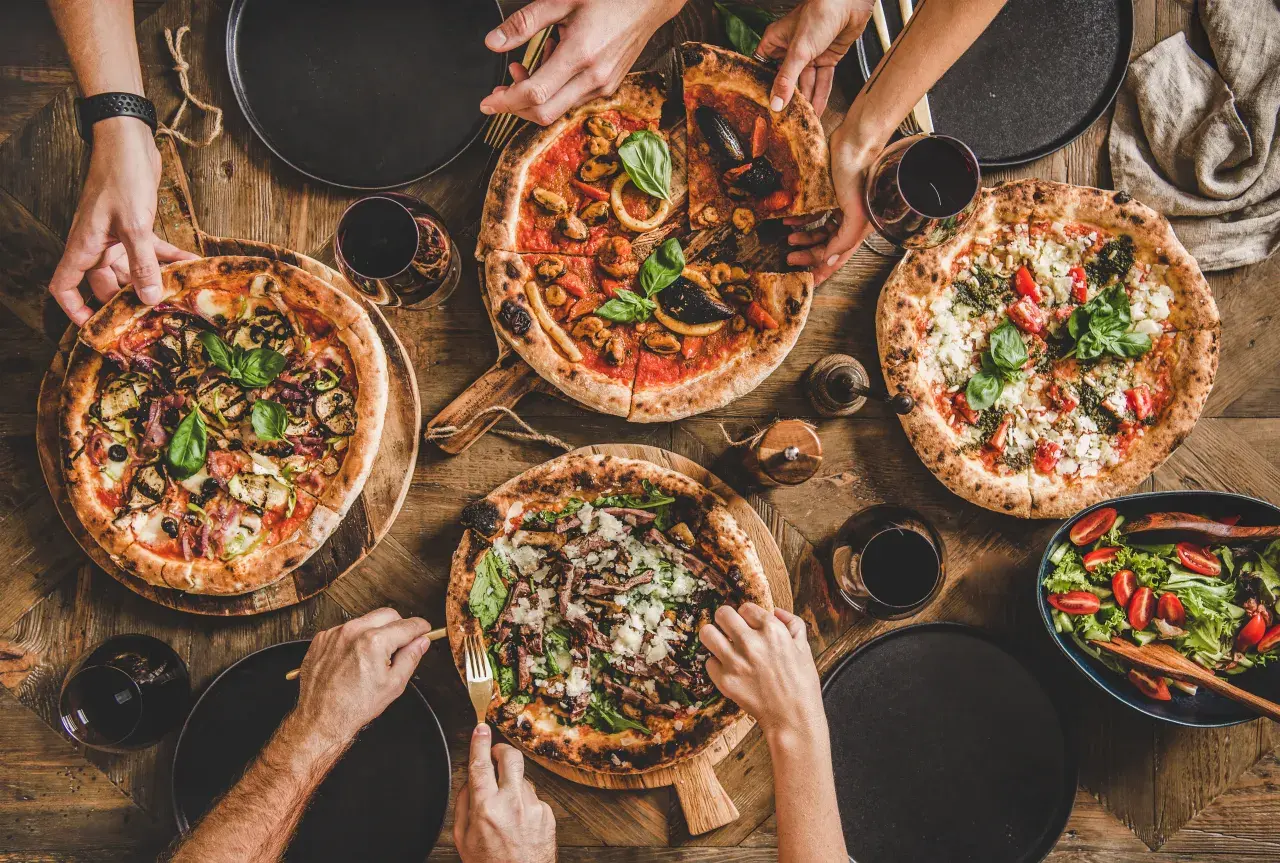Mąka do pizzy i sos do pizzy w kuchni światowej - pizza na 5 sposobów