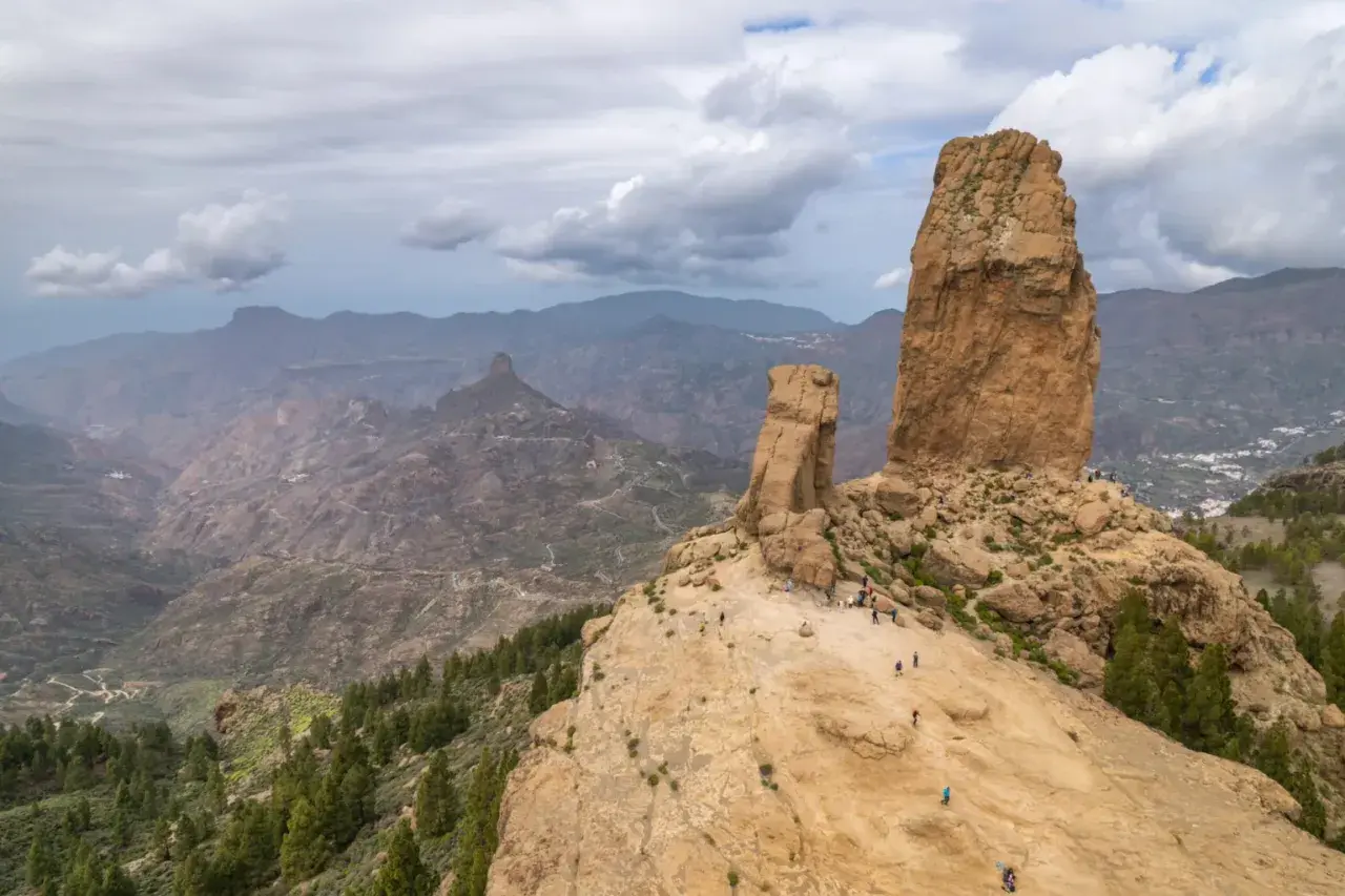 Roque Nublo na Gran Canarii, jeden z punktów, które warto zobaczyć. Wspaniałe widoki na góry i doliny.