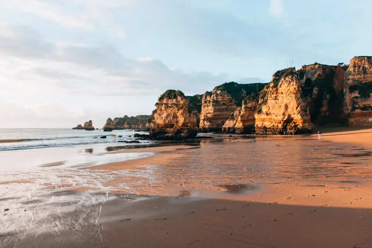 Goldene Felsenküste am Strand von Lagos. Perfekte Algarve Reisetipps für einen unvergesslichen Urlaub.