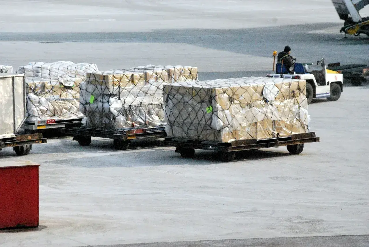 Paczki na lotnisku czekają na transport. Ile prób doręczenia będzie potrzebnych, by trafiły do celu?