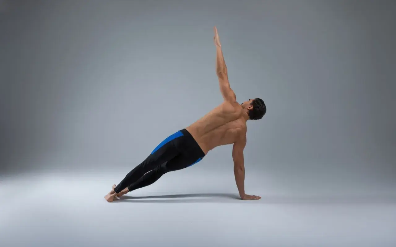 Homme en planche latérale, bras levé, pour perdre poignée d'amour. Musculature dorsale et abdominale visible.