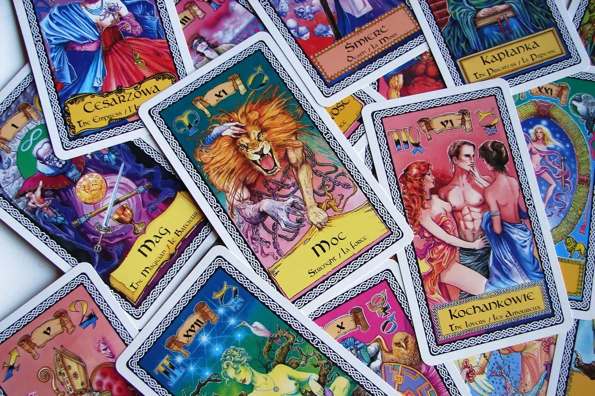 Tarot na tydzień: karty z lwami, kochankami i cesarzową sugerują siłę, relacje i władzę.