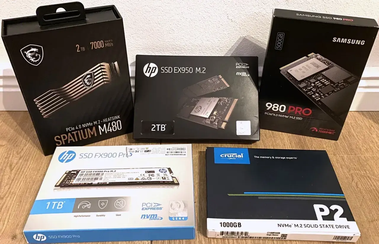 Mehrere NVMe SSDs mit PCIe 4.0 Speed, darunter MSI Spatium M480, HP EX950, Samsung 980 Pro und Crucial P2.