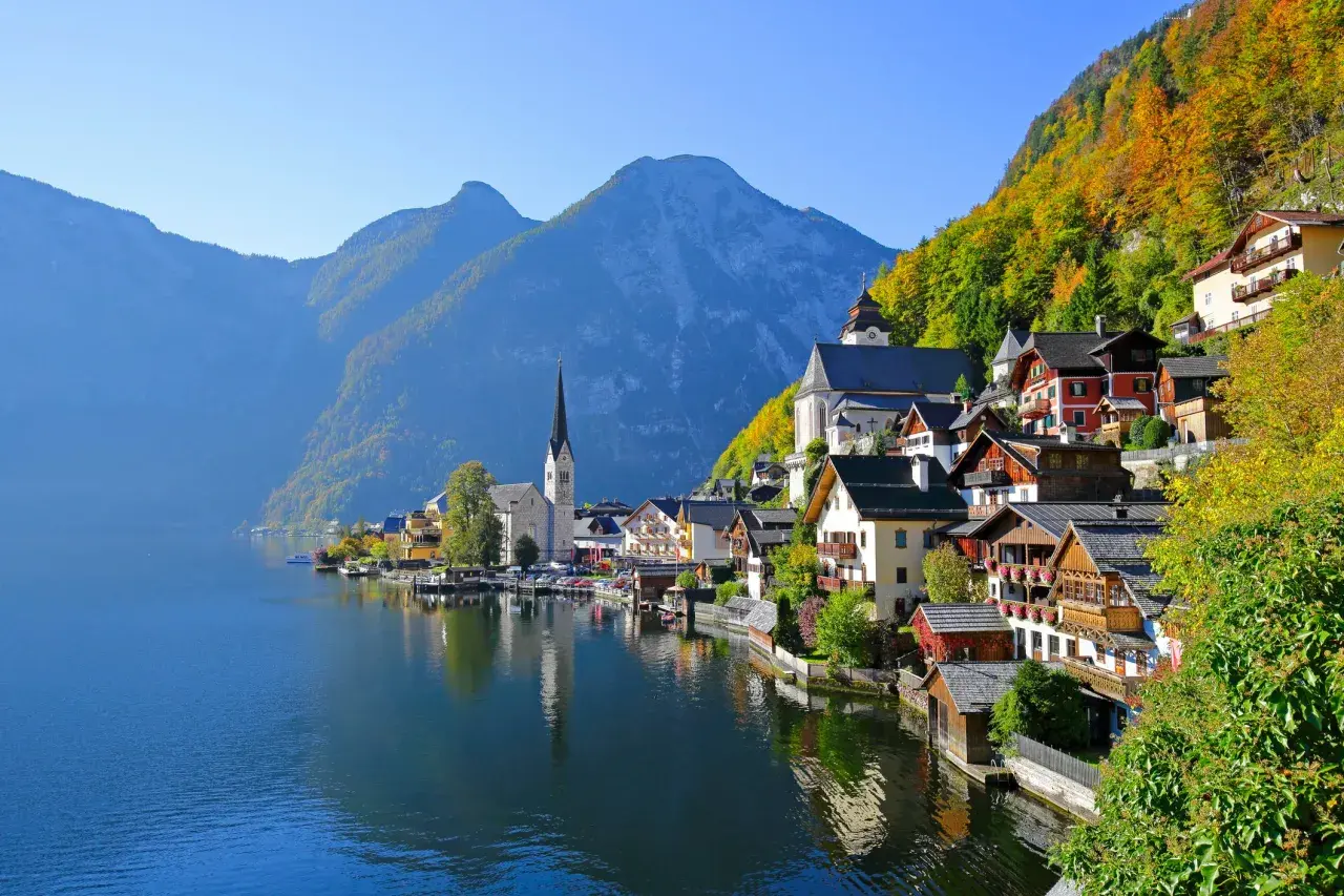 Hallstatt, Austria, malownicze miasteczko nad jeziorem, gdzie góry spotykają się z wodą. Czy Austria jest w Unii? Tak, jest członkiem UE.