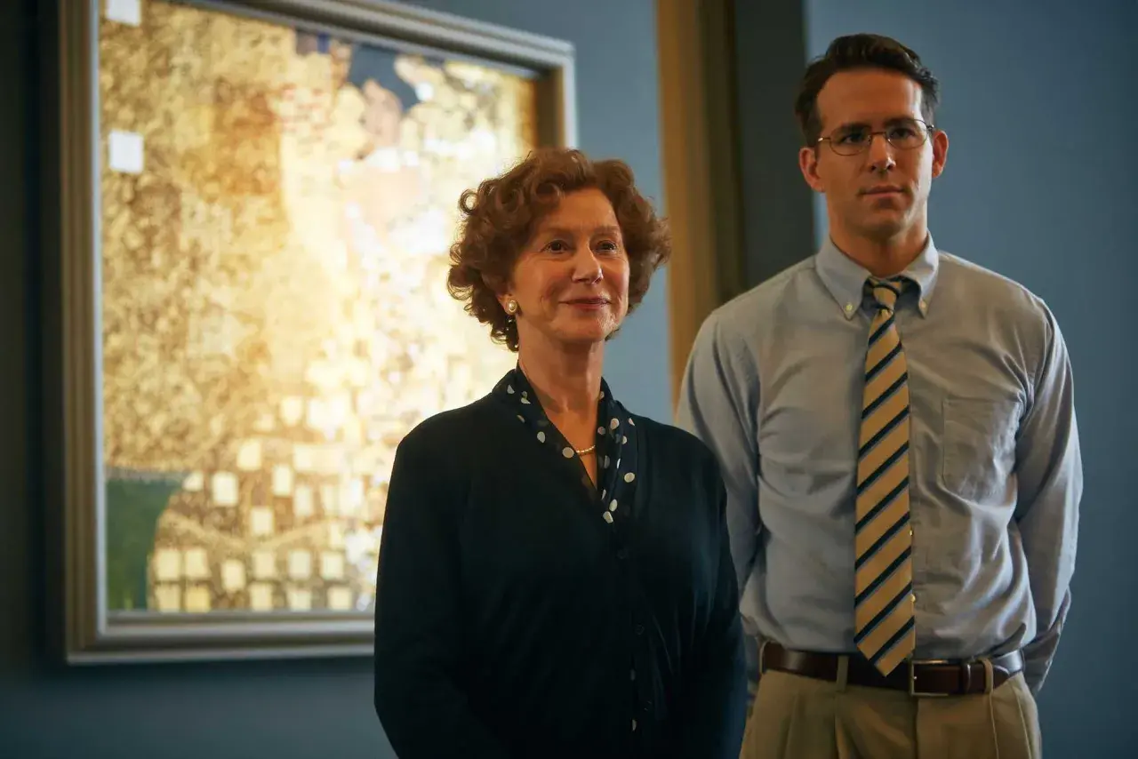 Helen Mirren och Ryan Reynolds står framför en målning, "Kvinnan i guld".