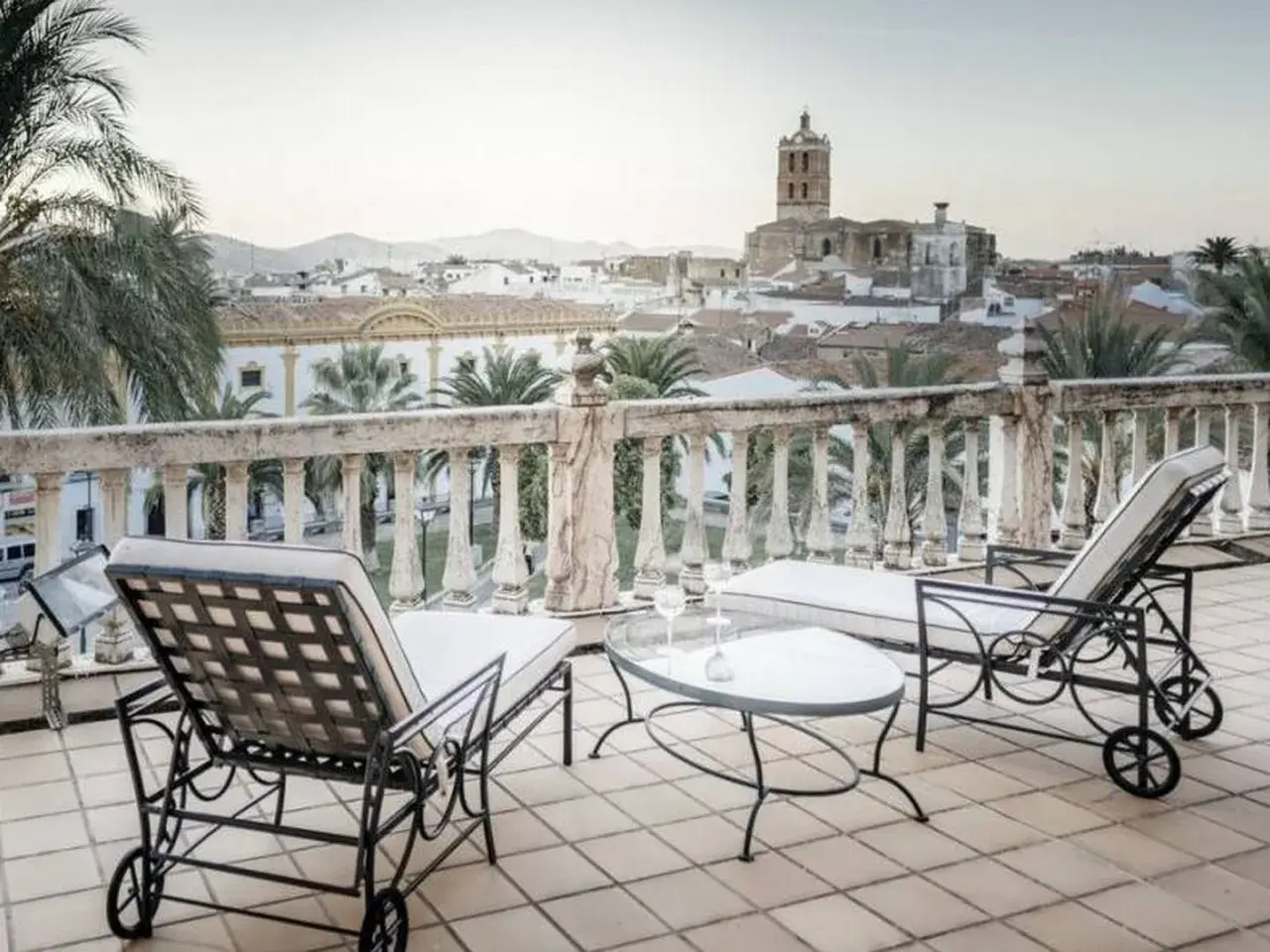 Terraza con tumbonas y vistas a la ciudad, ideal para explorar qué ver cerca de Zafra.