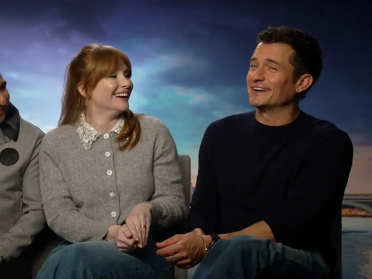 Orlando Bloom i Bryce Dallas Howard śmieją się, przypominając sceny z ich filmów.