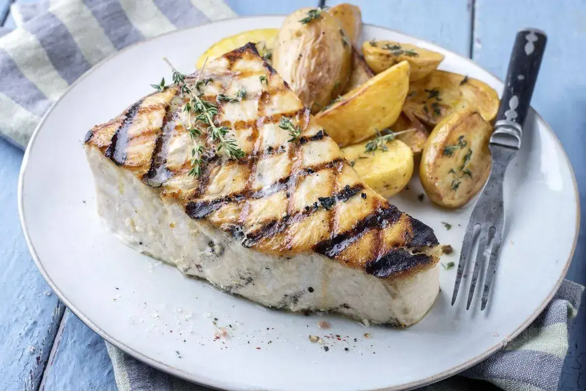 Un succulento pesce spada alla brace, con patate arrosto e timo fresco.