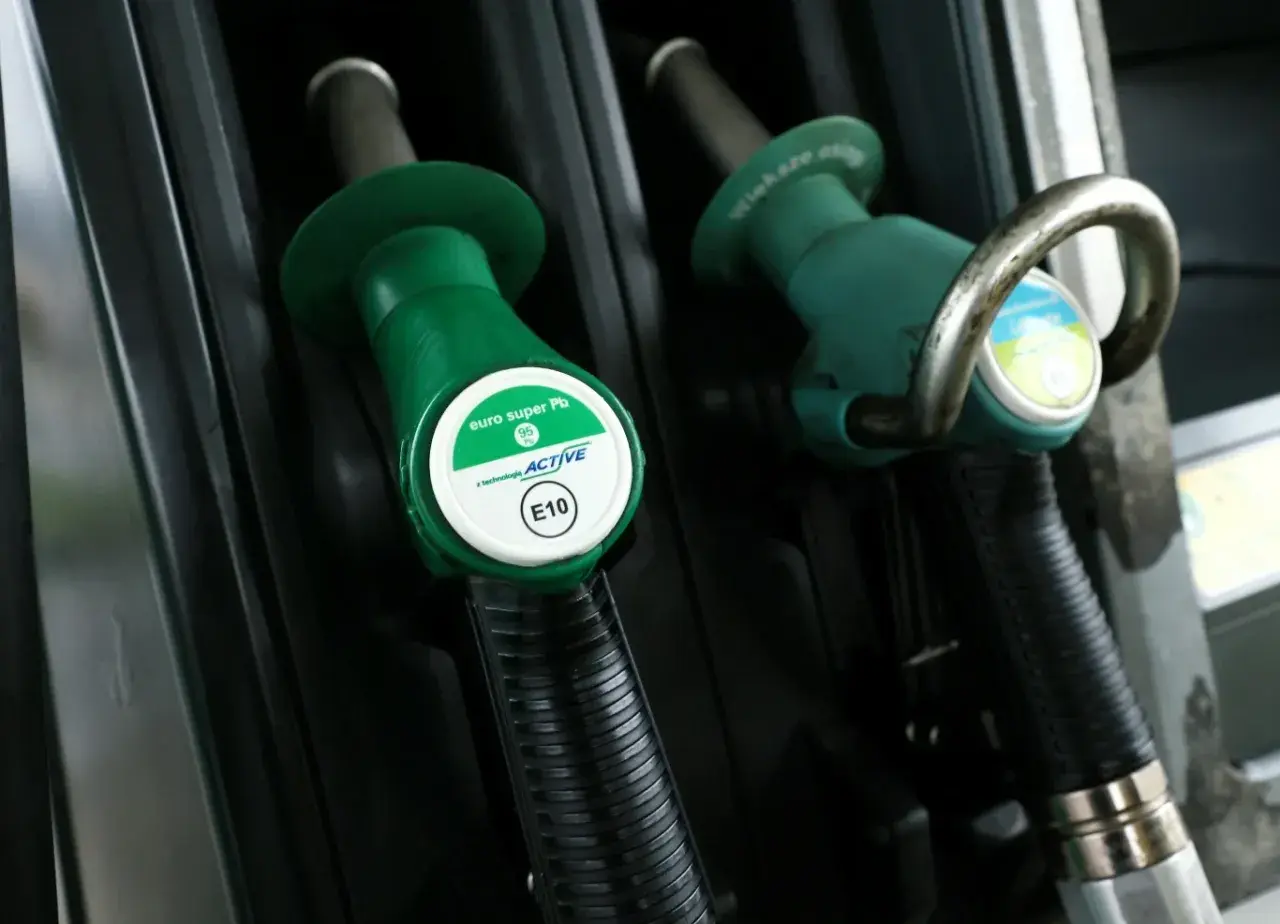 Dwie zielone dysze dystrybutorów paliwa. Jedna z nich ma etykietę "euro super Pb 95 E10". Czy olej napędowy to diesel?