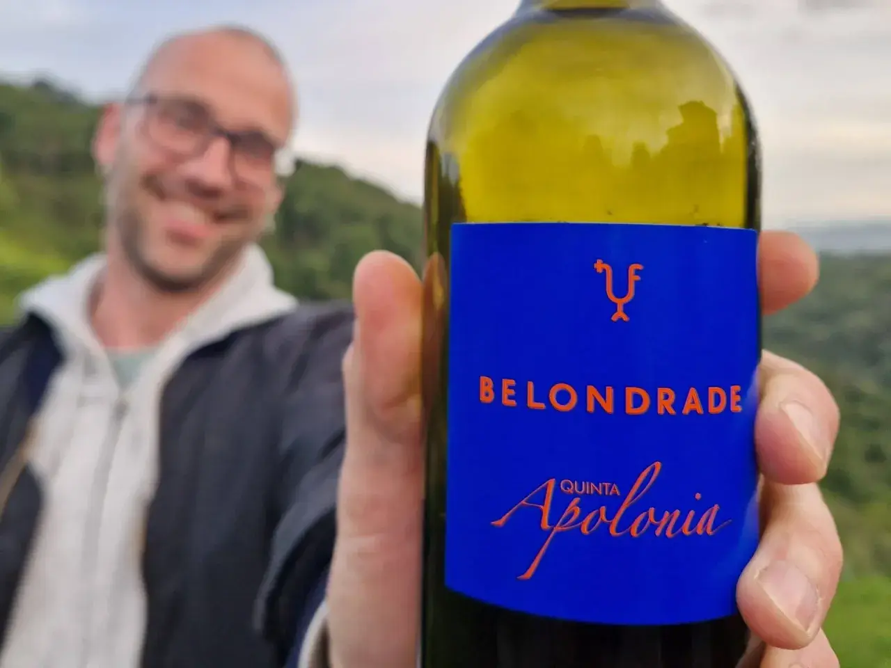 Mann hält Flasche Belondrade Quinta Apolonia, ein perfekter sommerwein spanien.