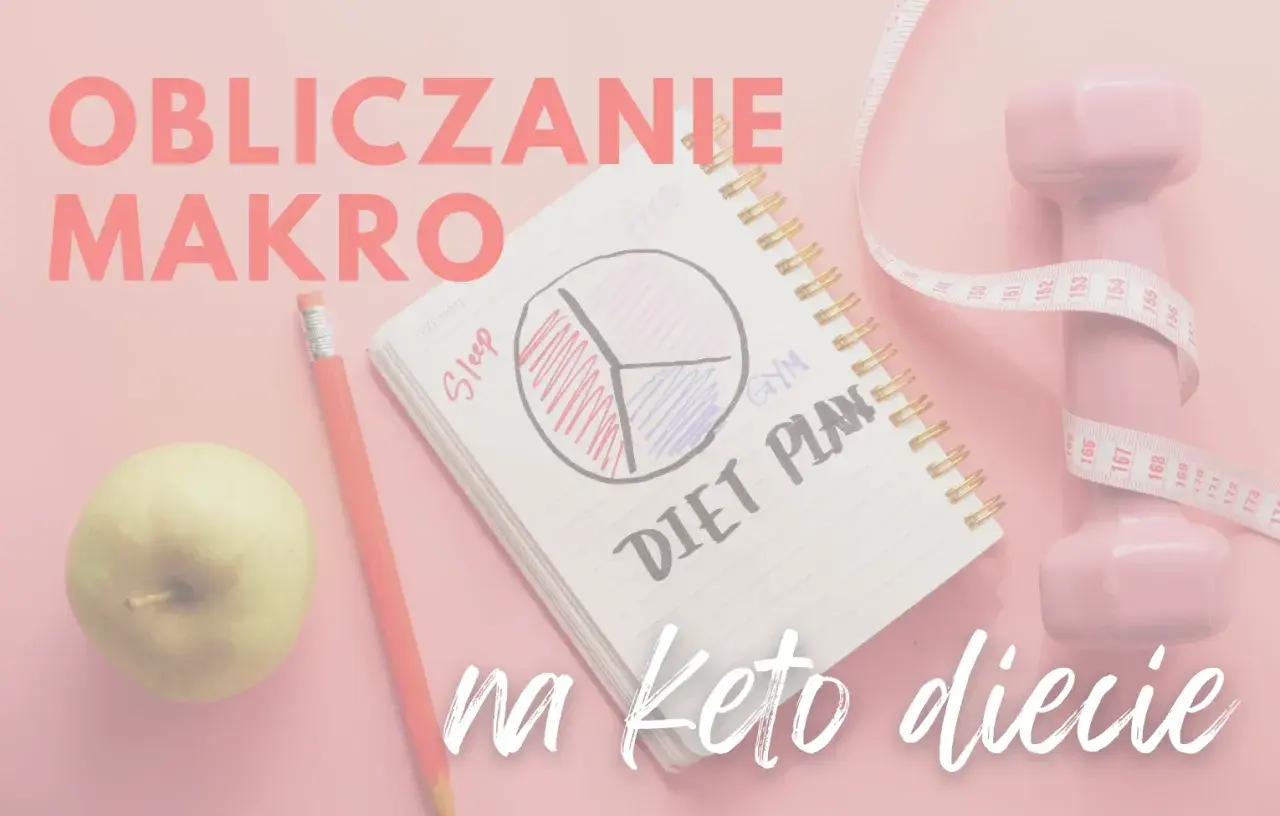 Obliczanie makro na keto diecie: jabłko, ołówek, notatnik z planem i hantle.