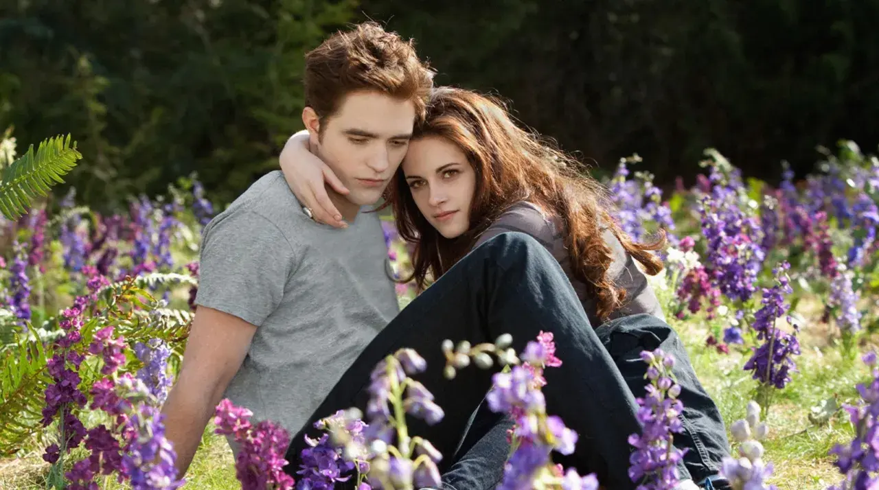 Bella i Edward w otoczeniu fioletowych kwiatów, scena z sagi Zmierzch 6.