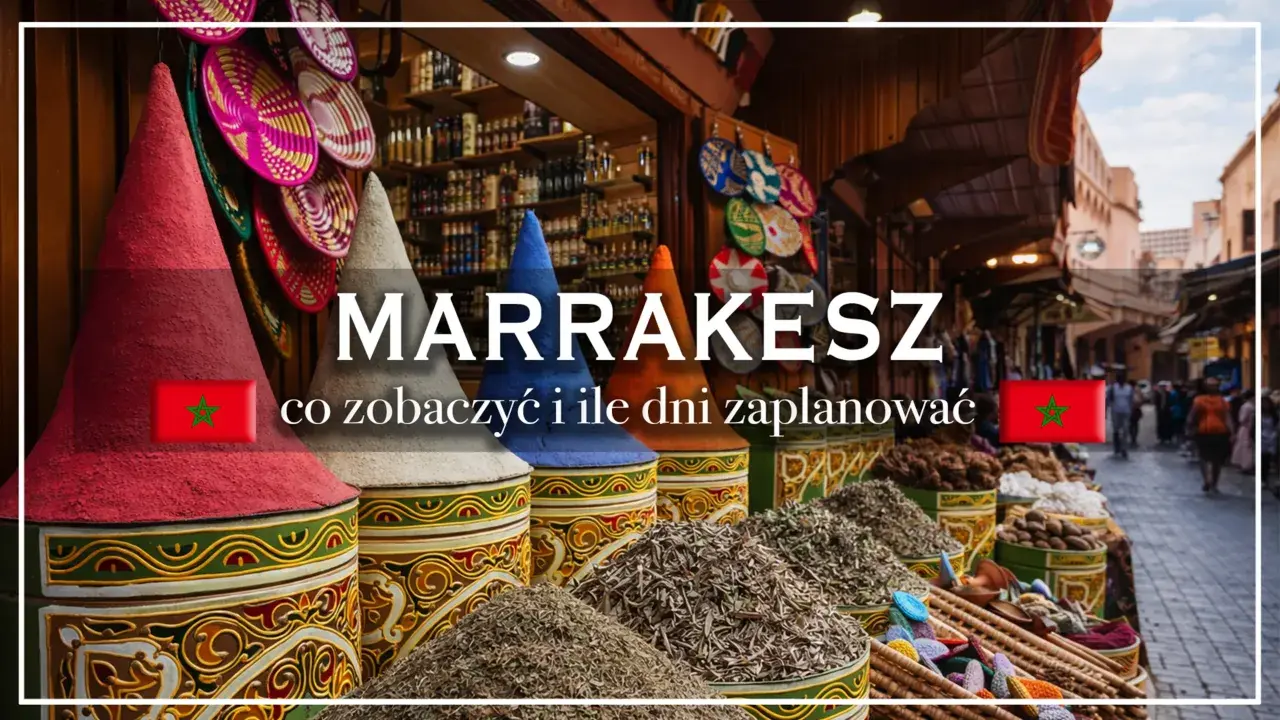 Kolorowe stożki z przyprawami i kosze z tkaninami na targu w Marrakeszu. Odkryj marrakesz atrakcje i zaplanuj podróż.