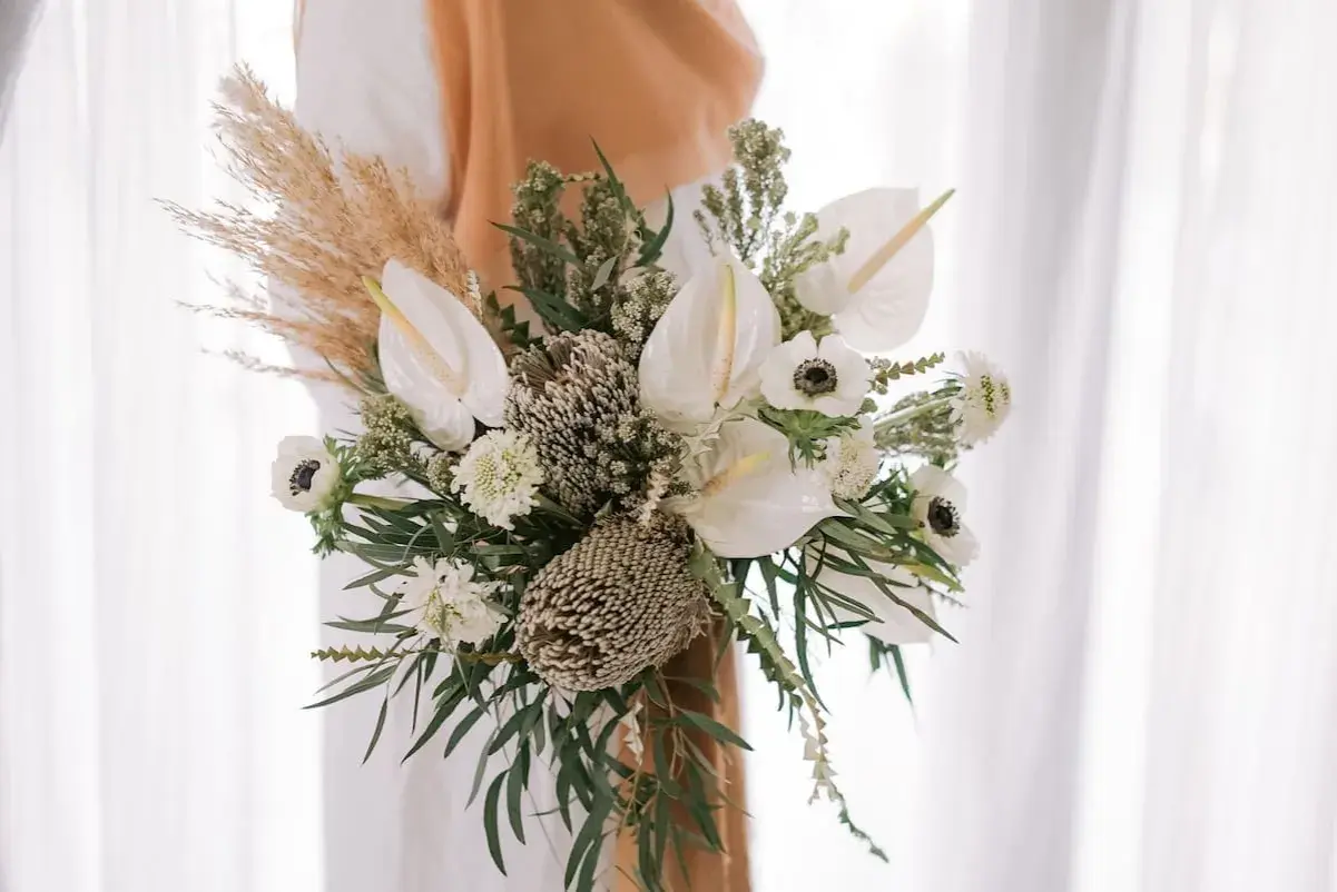Piękny bukiet ślubny z kaliami, anemonami i trawami. Idealne kwiaty do bukietu ślubnego w stylu boho.