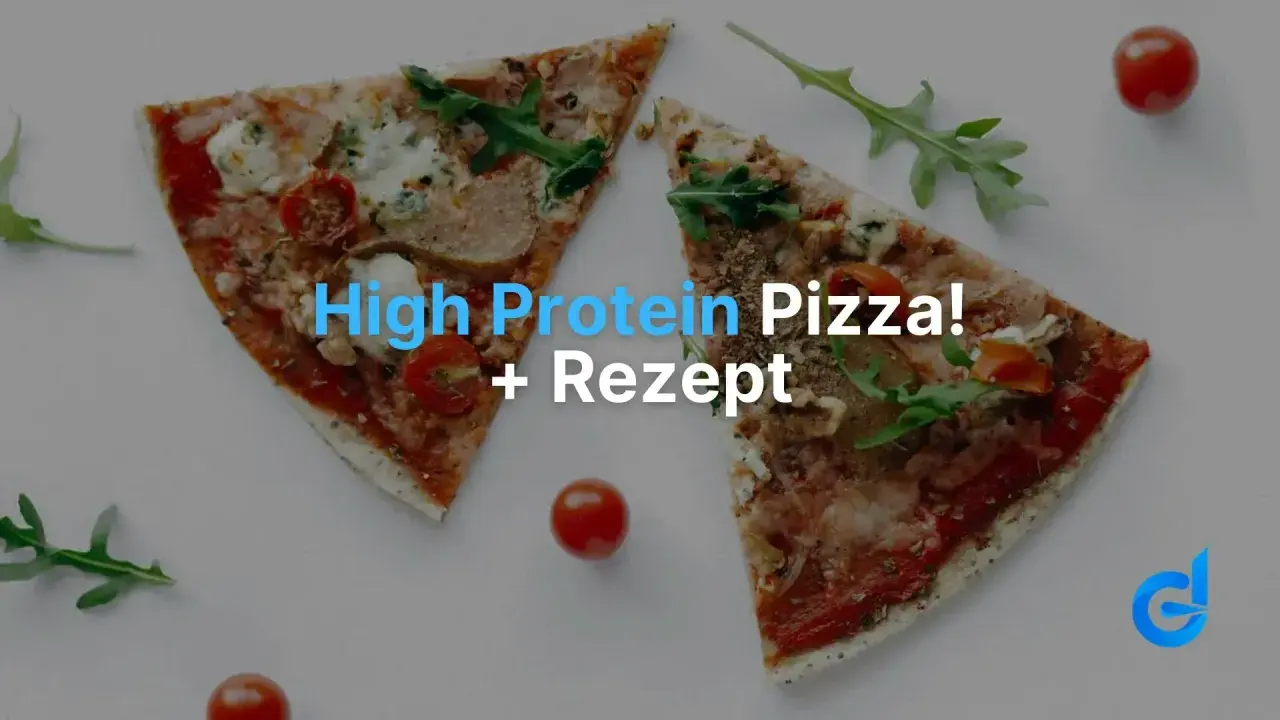 Zwei Stücke High Protein Pizza mit Tomaten und Rucola. Der Teig ist dünn und knusprig.