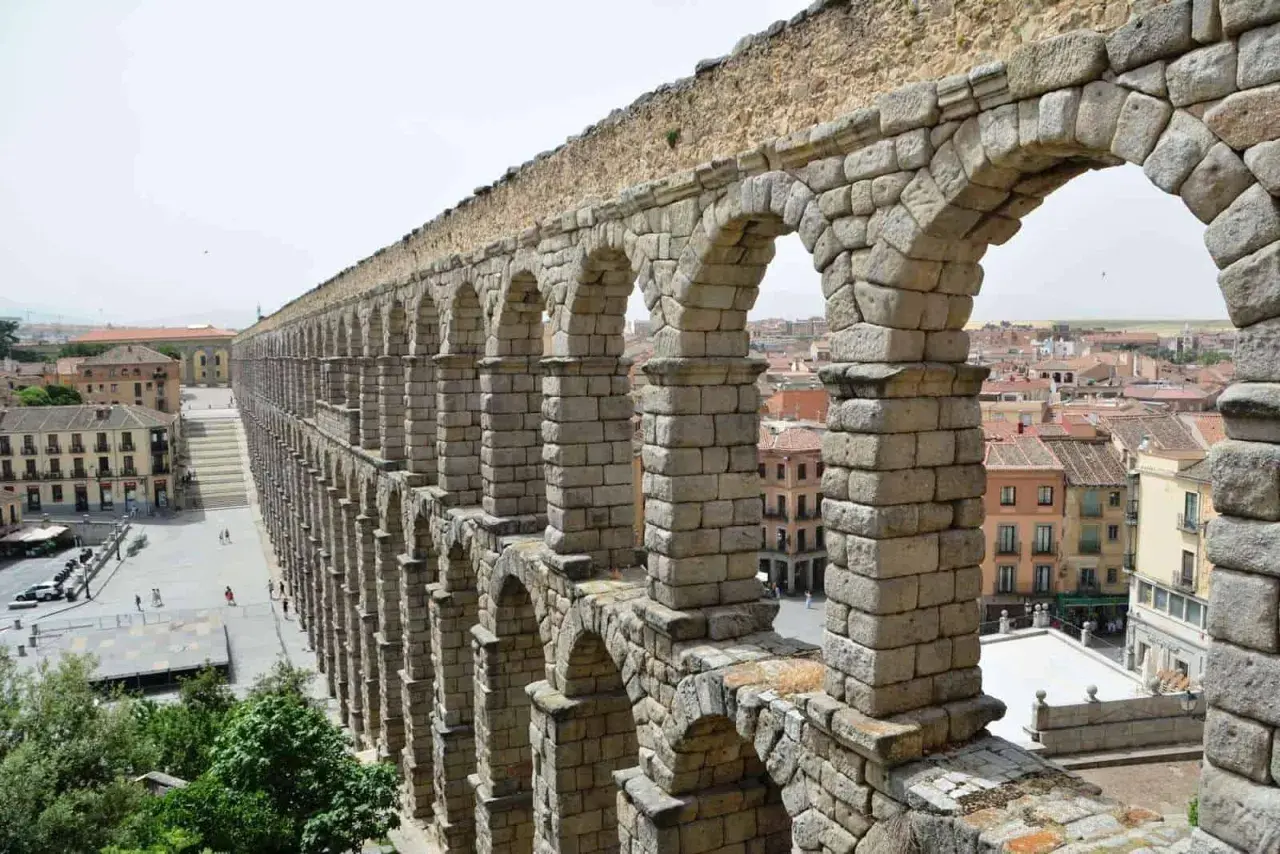 El acueducto de Segovia, un recorrido histórico de piedra, se alza majestuoso sobre la ciudad.