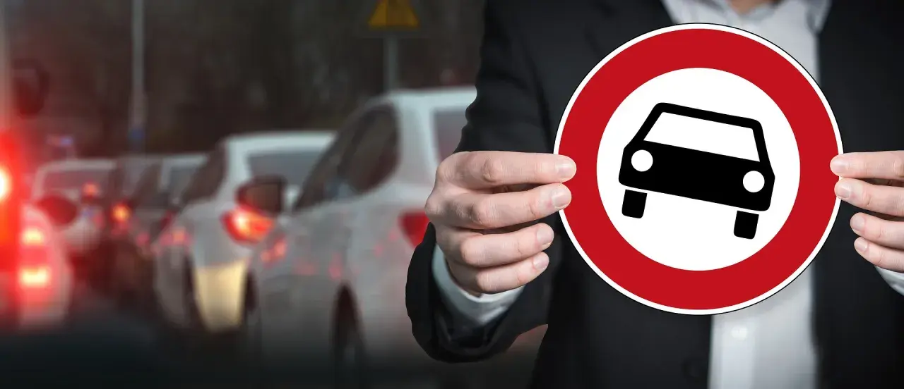 Divieto di circolazione per auto diesel Euro 2. Traffico bloccato, auto ferme in coda.