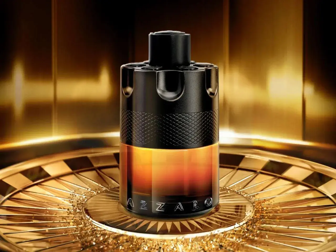 Elegancki flakon perfum Azzaro Wanted w odcieniach czerni i złota, stojący na ozdobnej tacy.