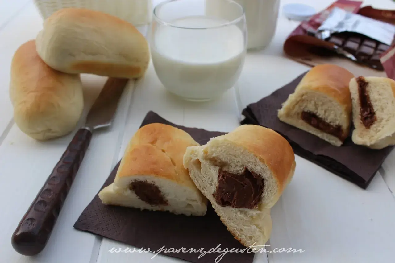 Pan de leche con chocolate, suave y esponjoso, relleno de cremoso chocolate. Perfecto para un desayuno o merienda deliciosa.