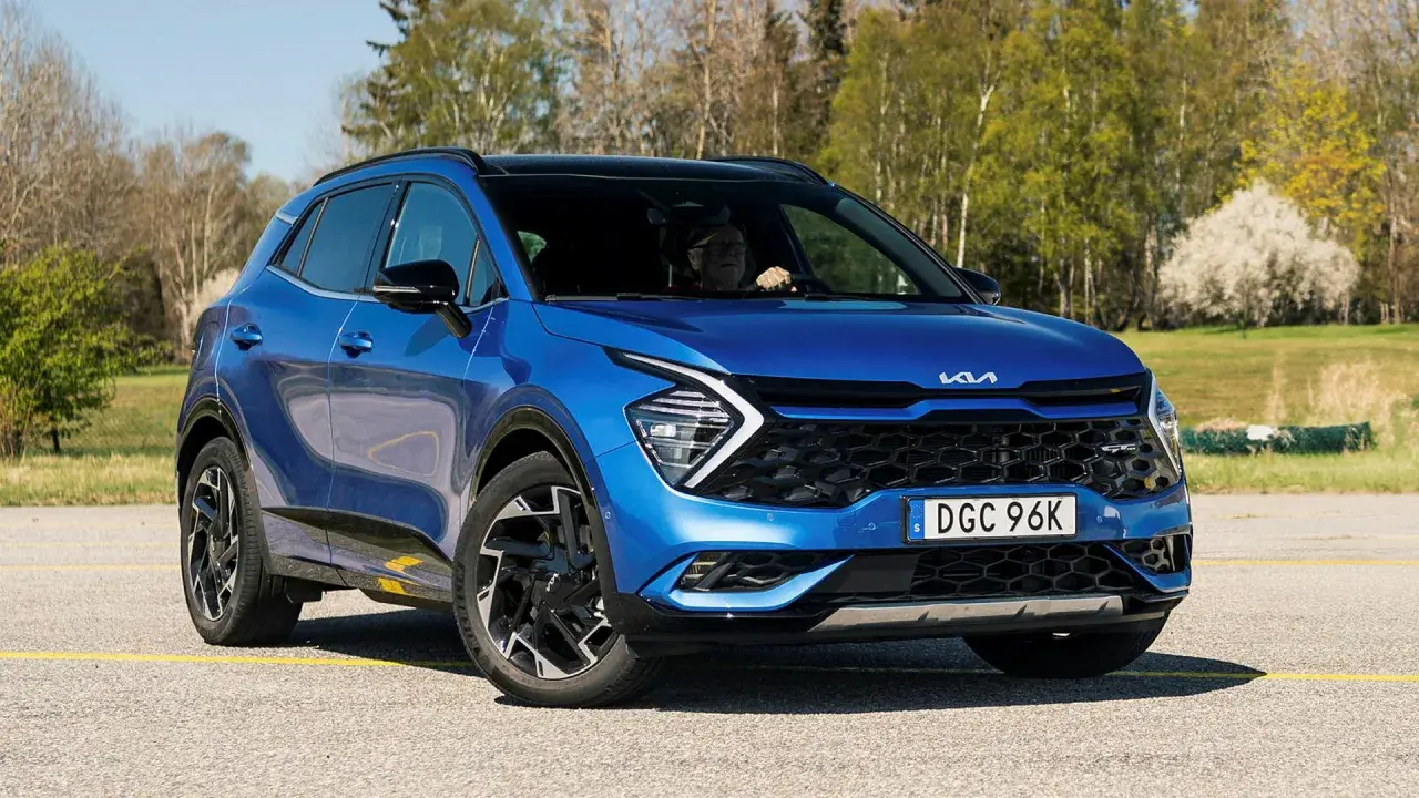 Blå Kia Sportage med en förare. Inga problem med denna bil, bara en vacker dag ute.