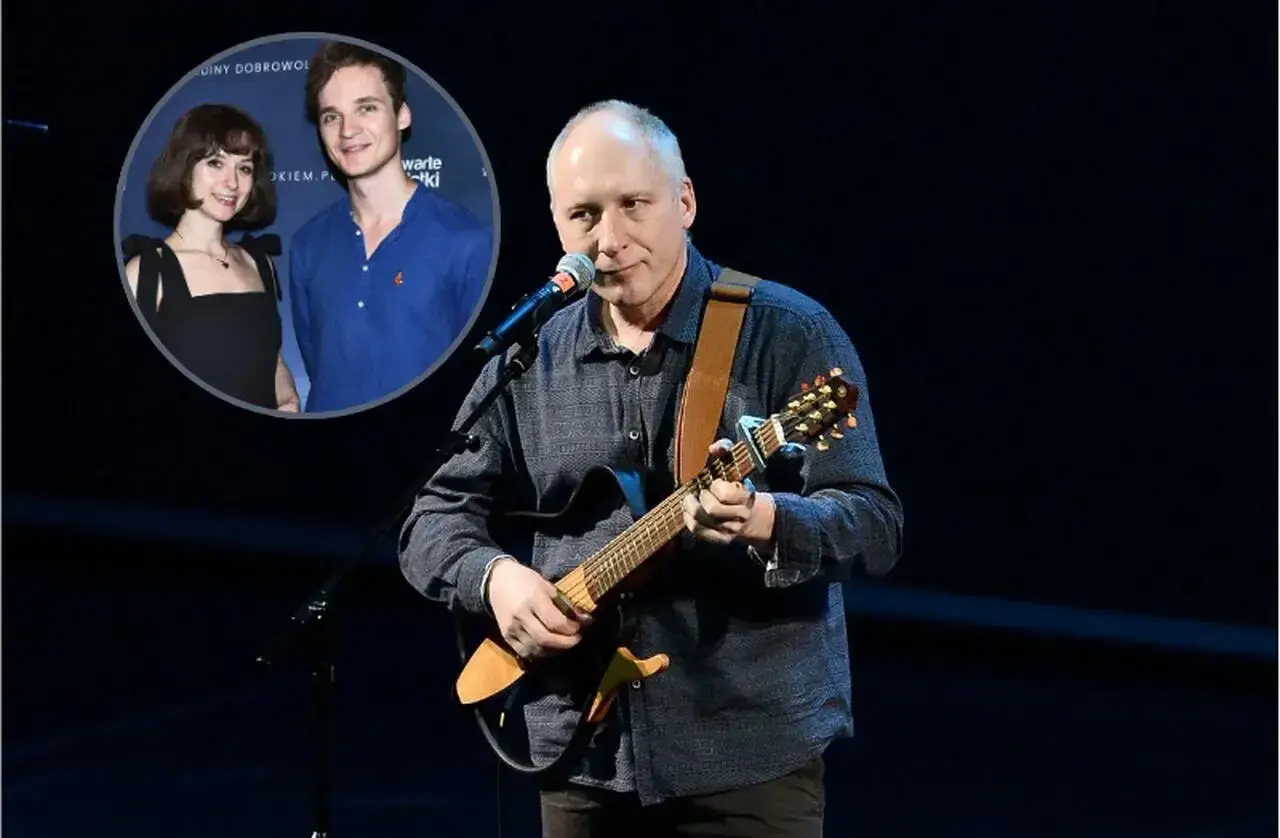 Kuba Sienkiewicz gra na gitarze, a w tle widać jego dzieci.