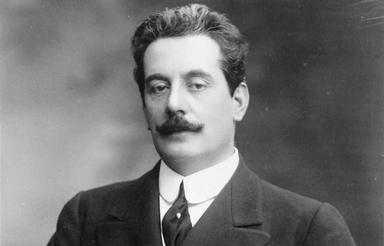 Giacomo Puccini, kompozytor, który napisał opery takie jak "Cyganeria" i "Tosca", na portrecie.