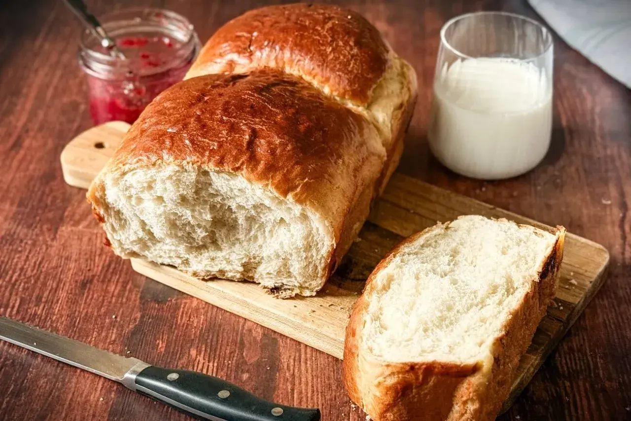 Frisch gebackenes Brioche-Brot, bereit zum Genießen mit Marmelade und Milch. Ein köstliches Brioche Rezept.