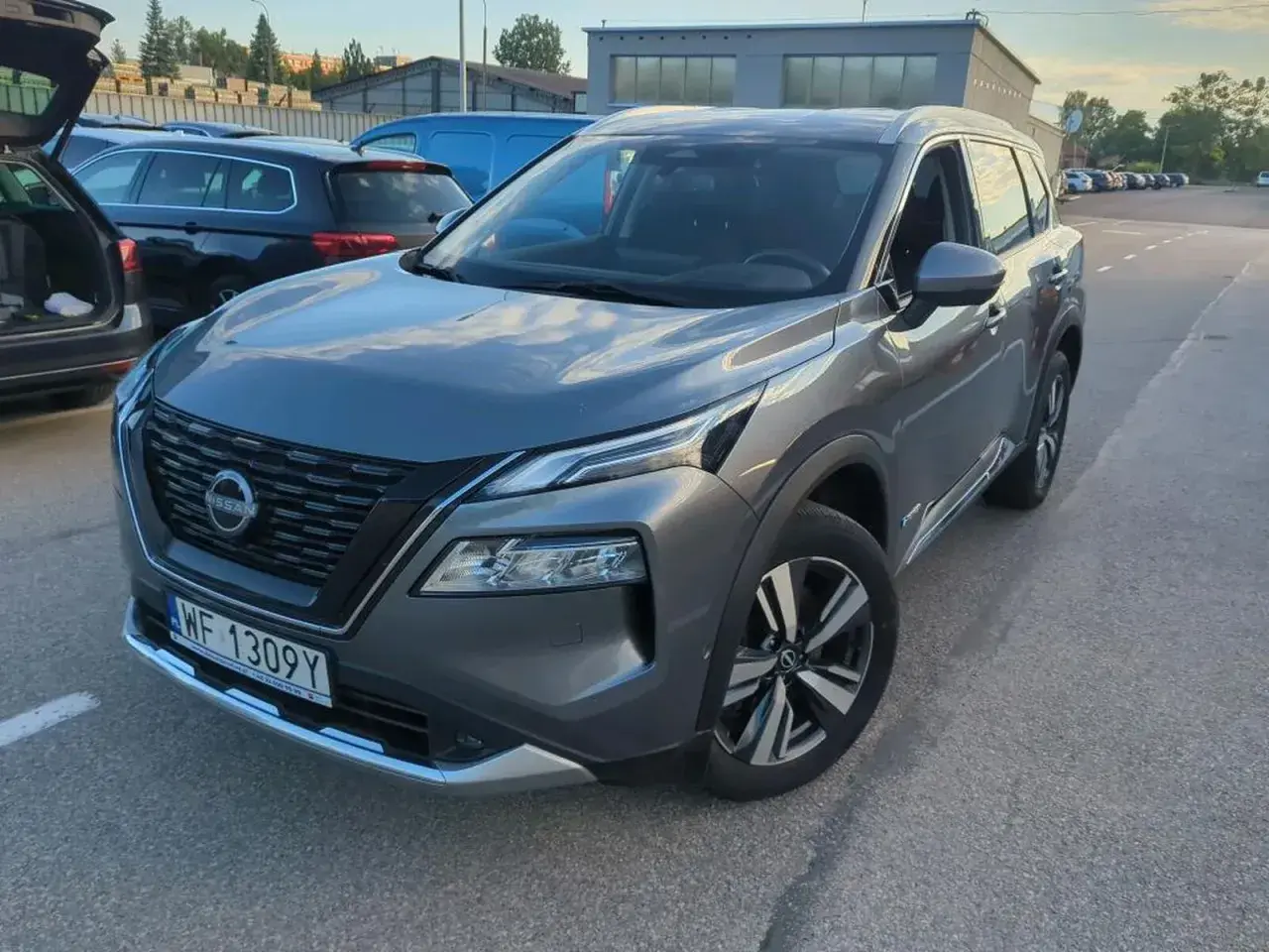 Szary Nissan Qashqai, idealny do rodzinnych wyjazdów. Sprawdź ofertę nissan leasing i ciesz się nowym autem!