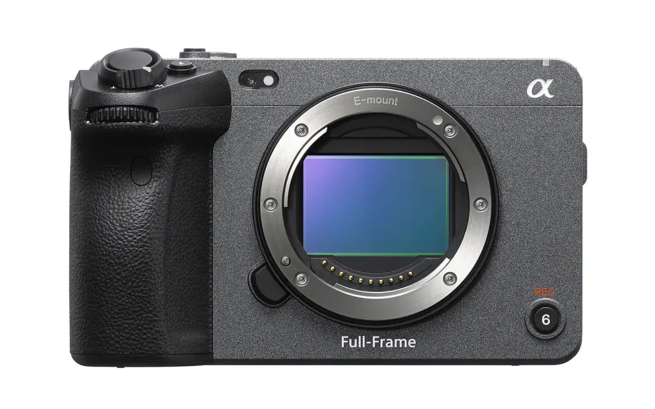 Szara obudowa aparatu Sony fx3 z uchwytem i obiektywem E-mount.