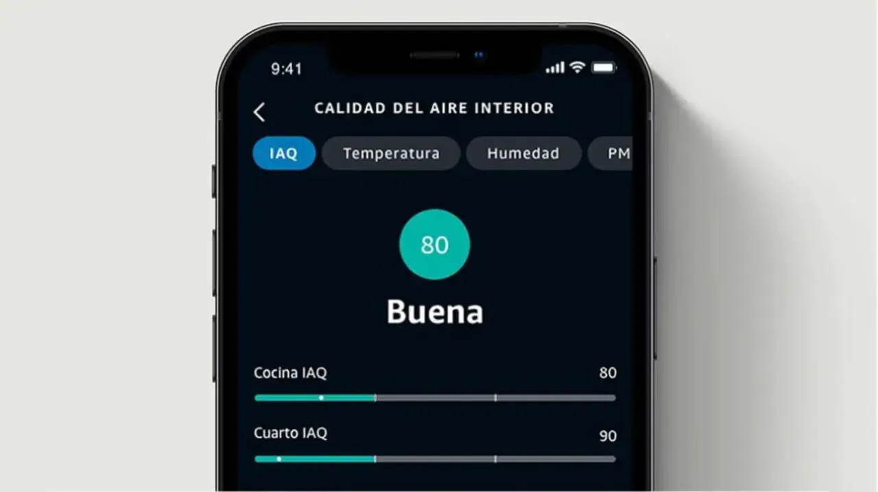 App móvil muestra "Calidad del Aire Interior" con IAQ de 80, "Buena". Detalla IAQ de cocina y cuarto.