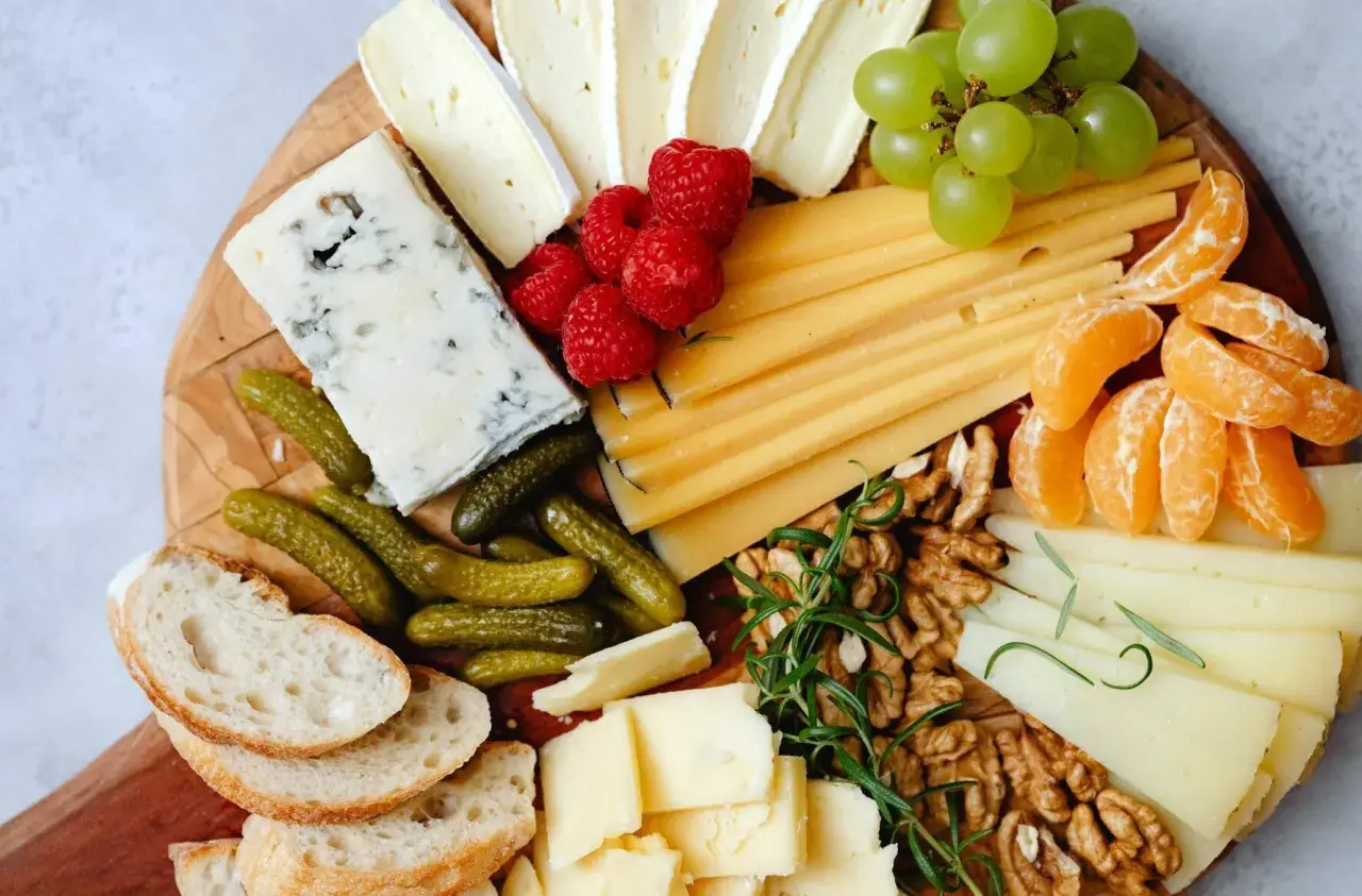 Assaggio di formaggi del nord Italia: blu, brie, stagionato, con frutta, noci e pane.