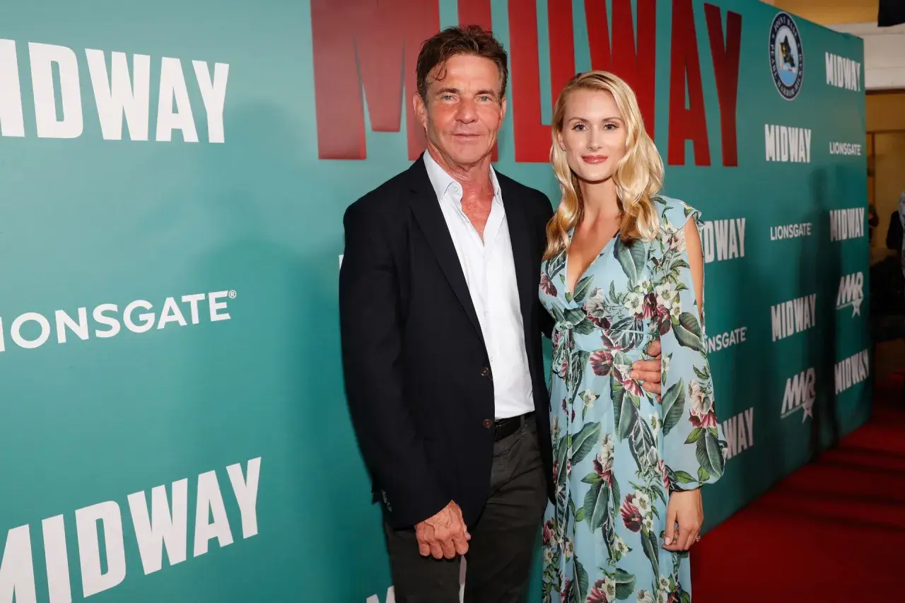 Dennis Quaid z żoną na premierze filmu "Midway".