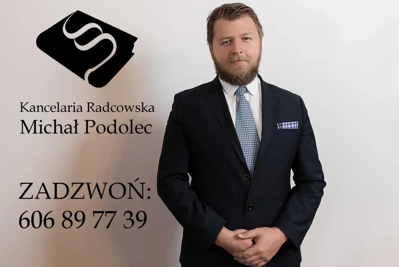 Portret mężczyzny w garniturze, z logo kancelarii i numerem telefonu.