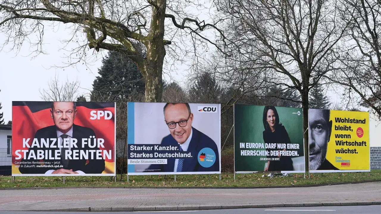 Plakate für die Wahl: SPD wirbt mit Kanzler für stabile Renten, CDU mit starkem Kanzler für Deutschland, Grüne für Frieden, FDP für Wohlstand durch Wirtschaftswachstum.