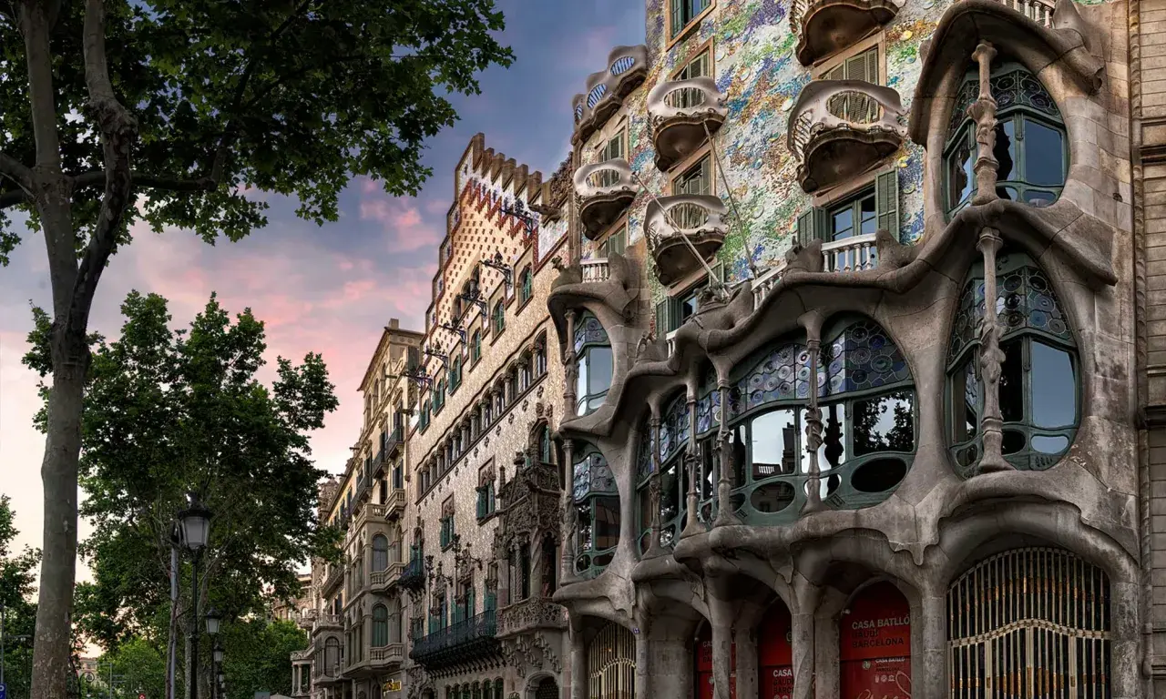 Fassade des Casa Batlló in Barcelona, ein Meisterwerk der Jugendstil Architektur mit organischen Formen und bunten Mosaiken.