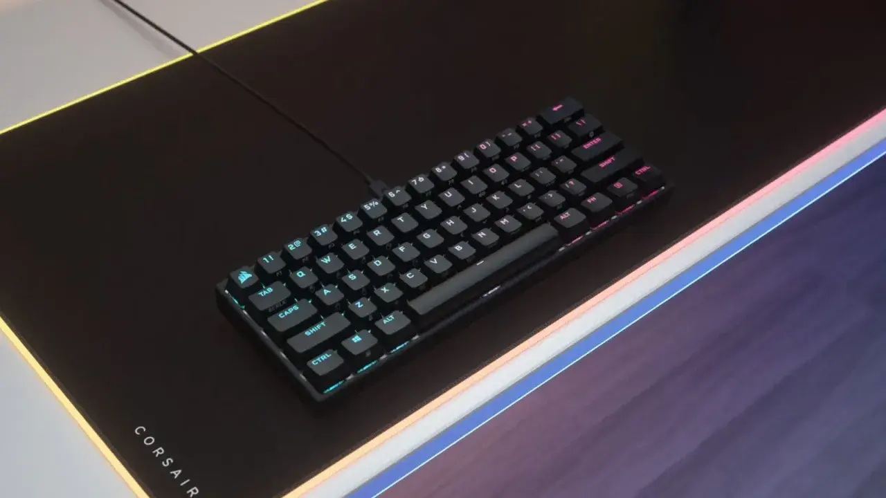 Teclado mecánico compacto con retroiluminación RGB, ideal para gaming. ¡Descubre teclados para el móvil gratis y mejora tu experiencia!