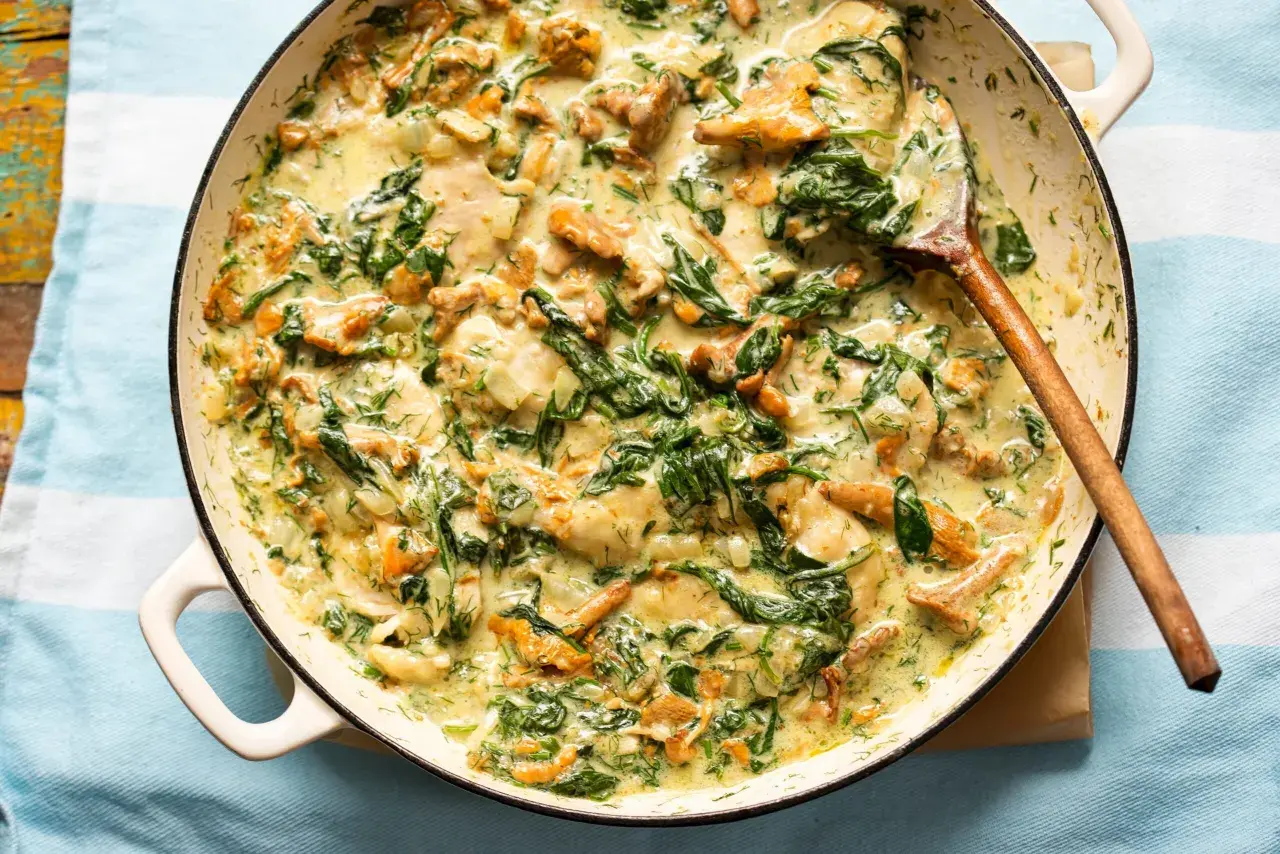 Un plat crémeux de poulet, champignons et épinards, garni d'aneth frais. Un délice à savourer !